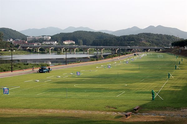  경주 서천둔치 축구 잔디적응훈련장 설치 작업 모습