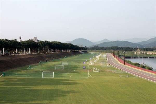  경주시 장군교 남쪽 축구잔디적응훈련장 시설 설치 모습