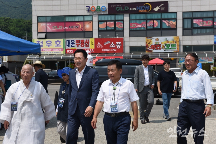 박남춘 인천시장과 7.27 한강 하구 평화의 배 띄우기 행사 참여 