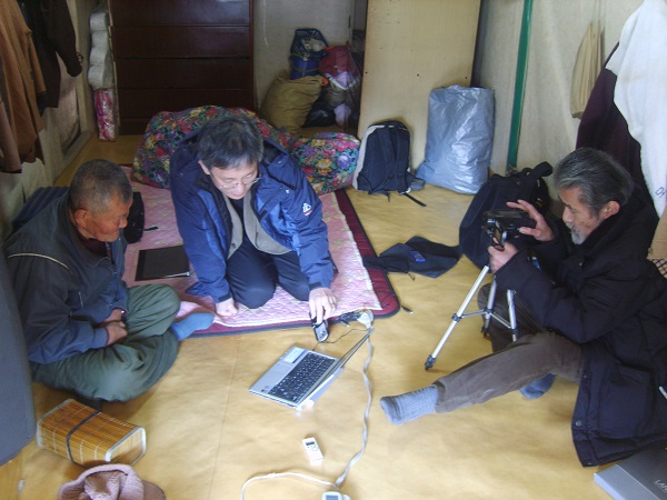 2011년 1월 전남 순천에 사는 군함도 강제동원 생존자 박준구 할아버지를 만나 증언을 듣고 사진을 촬영하는 다카자네 씨. 