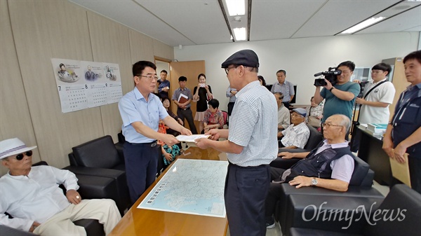  광복회대전지부 회원 20여명이 8일 오전 대전지방보훈청을 찾아가 광복회대전지부의 인사특혜 및 편법운영의혹에 대한 관리감독을 요구하는 요구서를 전달했다. 사진 중 일어선 사람 왼쪽이 이명신 대전지방보훈청 보훈과장, 오른쪽이 윤석경 전 광복회대전지부장.