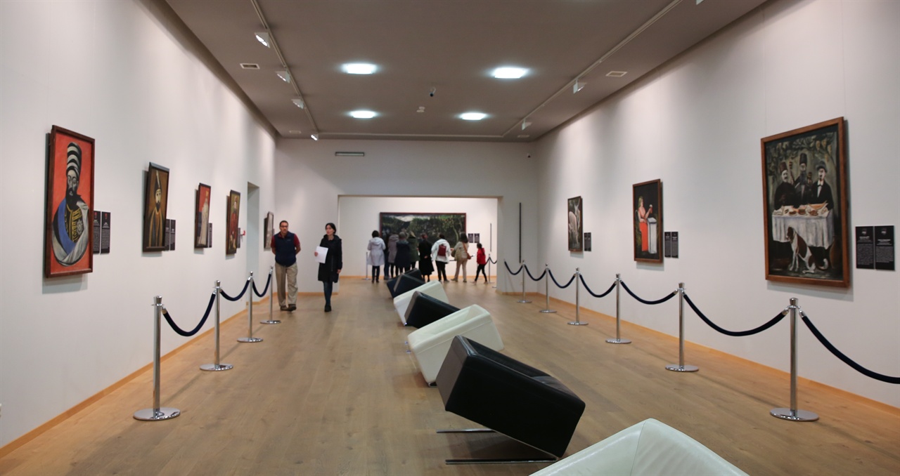 박물관 중앙에 놓인 흑백의 의자들이 멋스럽다.