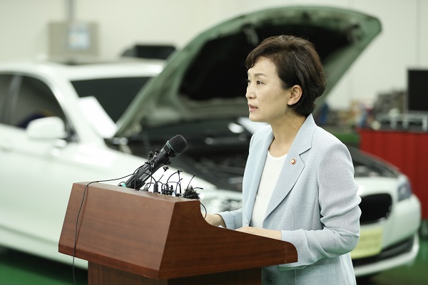 8일 김현미 국토교통부 장관이 경기도 화성의 한국교통안전공단의 자동차안전연구원을 방문해 BMW 차량 화재 원인 조사 현장을 점검했다.