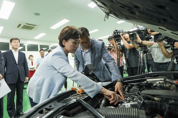 8일 김현미 국토교통부 장관이 경기도 화성의 한국교통안전공단의 자동차안전연구원을 방문해 BMW 차량 화재 원인 조사 현장을 점검했다.