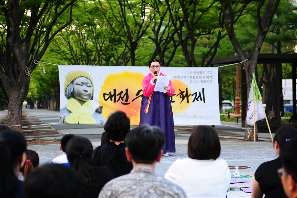  유등노인복지관의 다른 할머니들과 함께 우리춤 공연을 펼치기도 한 홍선주 할머니가 발언을 하고 있다.