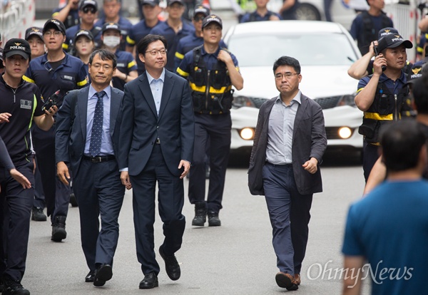  김경수 경남도지사가 9일 오전 서울 강남역 인근에 위치한 드루킹관련 허익범 특검 사무실로 드루킹 댓글조작의 '공범' 혐의 피의자 2차 조사를 받기 위해 출석하고 있다.