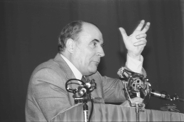 연설하고 있는 프랑수아 미테랑(Francois Mitterrand) 프랑스 전 대통령의 모습. 