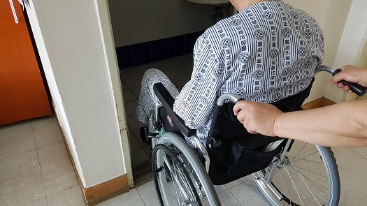 홍성의료원 본관 건물로 옮긴 환자 보호자들은 화장실이 비좁고, 문에 턱도 있어 휠체어 이동이 불편하다고 호소하고 있다. 
