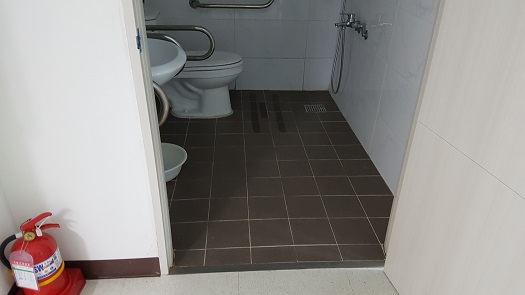 홍성의료원 재활 센터 병동. 병동의 화장실은 넓고 문에 턱이 없어 휠체어를 타는 중증 장애인이 이용하기에 편리하다는 평가를 받고 있다. 