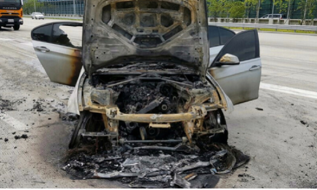 고속도로를 달리던 BMW 차량에서 불이 나 출동한 소방관에 의해 꺼졌다. 