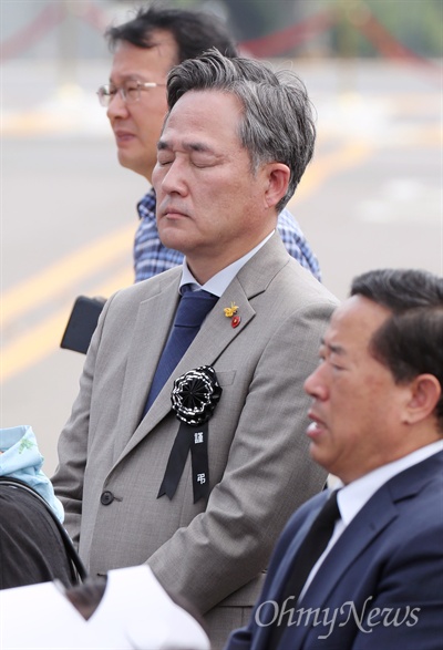 표창원 더불어민주당 의원이 27일 오전 서울 여의도 국회 정현관 앞에서 열린 고 노회찬 의원 국회 영결식에 참석해 두 눈을 감고 있다. 