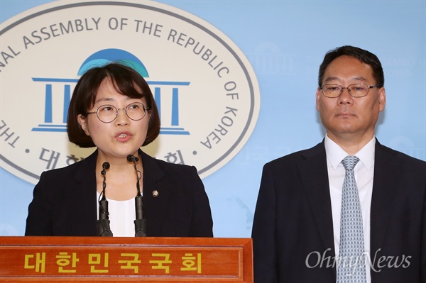 추혜선 정의당 의원이 9일 오후 서울 여의도 국회 정론관에서 은산분리 규제 완화 반대 입장을 발표하고 있다. 이 자리엔 전성인 홍익대 교수(오른쪽)도 참석했다.