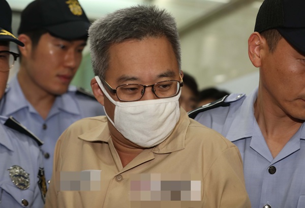 김경수 경남도지사가 '드루킹'의 댓글조작 행위를 공모한 혐의로 특검에 재소환된 지난 9일 오후 '드루킹' 김동원 씨가 서울 강남구 허익범 특검으로 소환되고 있다.