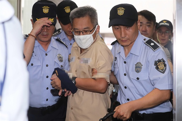 김경수 경남도지사가 '드루킹'의 댓글조작 행위를 공모한 혐의로 특검에 재소환된 지난 9일 오후 '드루킹' 김동원 씨가 서울 강남구 허익범 특검으로 소환되고 있다.