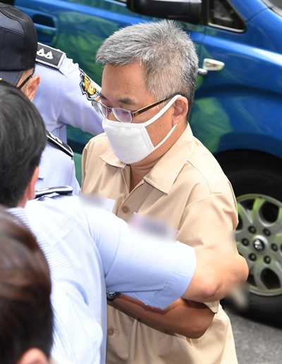 김경수 경남도지사가 '드루킹'의 댓글조작 행위를 공모한 혐의로 지난 8월 9일 '드루킹' 김동원 씨가 서울 강남구 허익범 특검으로 소환되고 있다.