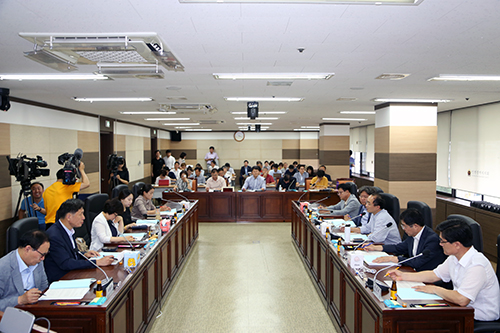 9일 인천시의회와 사단법인 자치와 공동체가 참여예산제 확대 방향에 대한 토론회를 열었다.