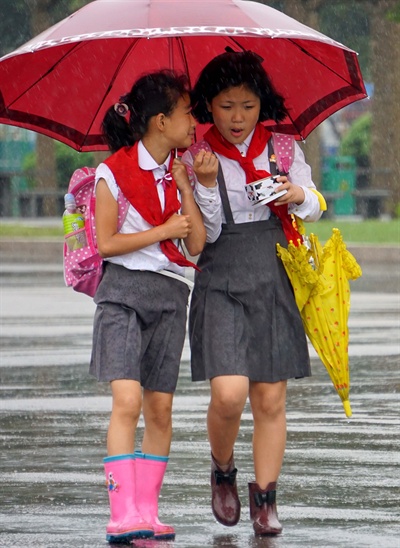 우산을 쓰고 가는 소녀들