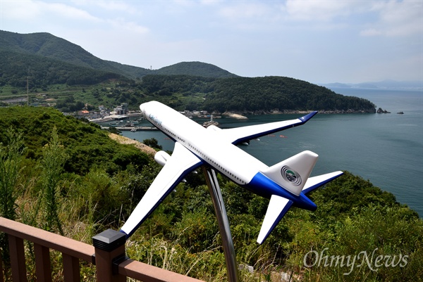 부산 가덕도 대항 전망대에 있는 비행기 모형. 부산지역이 주장하는 가덕 신공항 예정지다.