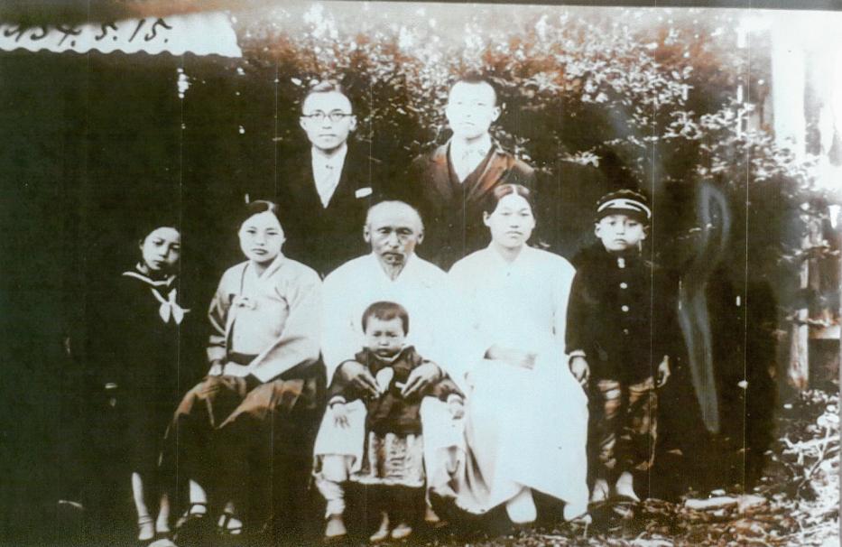 김춘배 의사가 출옥한 직후의 가족 사진이다. 뒷줄 오른쪽이 김춘배의사이고 왼쪽이 장남 김성배 목사이다. 가장 오른쪽에 있는 어린이가 김춘배 의사의 아들 김종수이다.