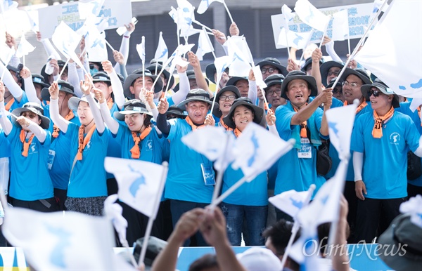  10일 오후 서울 광진구 워커힐 호텔에서 조선직업총동맹 북측 대표단이 도착하자 양대노총 조합원들의 환영을 하고 있다. 