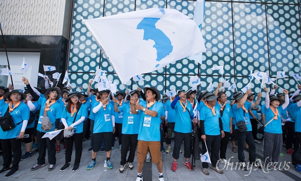  10일 오후 서울 광진구 워커힐 호텔에서 조선직업총동맹 북측 대표단이 도착하자 양대노총 조합원들의 환영을 하고 있다. 