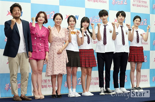 '복수노트2' 하이틴 사이다 드라마! 배우 성지루, 서유리, 박희진, 김지영, 안서현, 김사무엘, 지민혁, 김소희가 10일 오후 서울 상암동의 한 호텔에서 열린 XtvN 하이틴 사이다 드라마 <복수노트2> 제작발표회에서 포토타임을 갖고 있다. <복수노트2>는 오지랖 넓은 초긍정 의리녀가 미스터리한 복수대행 애플리케이션 '복수노트'를 통해 억울한 일을 해결해나가며 성장하는 하이틴 사이다 드라마다. 13일 월요일 오후 8시 첫 방송.