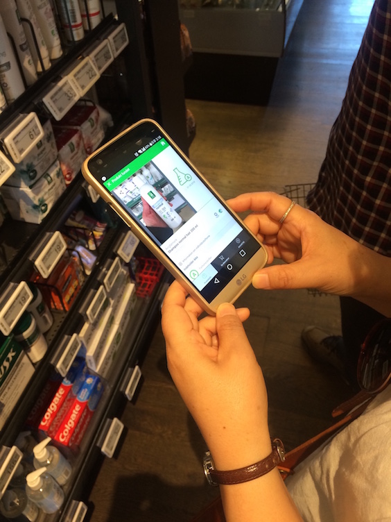 덴마크의 한 유통매장을 방문해 스마트폰 앱을 통해 실제 제품의 바코드를 스캔해 해당 제품에 대한 안정 정보를 확인해 보았다.