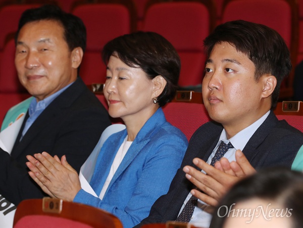  지난 달 10일, 바른미래당 당대표 및 최고위원 선거에 나선 후보들이 서울 여의도 국회 의원회관에서 열린 바른미래당 예비경선 후보자 정견발표회에 참석하고 있다. 오른쪽부터 이준석, 권은희, 손학규 후보.