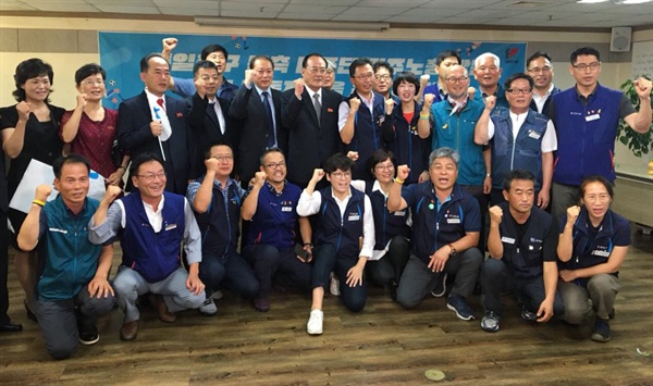 남북노동자통일축구대회에 참가하기 위해 8월 10일 민주노총 대회의실을 찾은 북측 대표들이 함께 사진을 찍었다.
