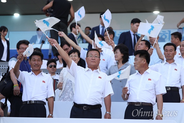  11일 오후 서울 마포구 상암월드컵 경기장에서 남북노동자통일축구대회 사전 행사에서 북측 조선직업총동맹 관계자들이 관중들에게 화답하고 있다.