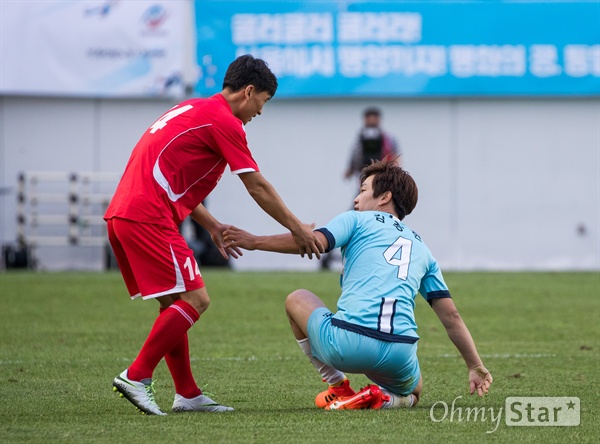  11일 오후 서울월드컵경기장에서 열린 남북노동자통일 축구대회 한국노총 대표팀과 북측 조선직업총동맹 건설노동자팀의 경기에서 건설노동자 김진혁이 한국노총 김종현이 넘어지자 손을 잡아주고 있다. 