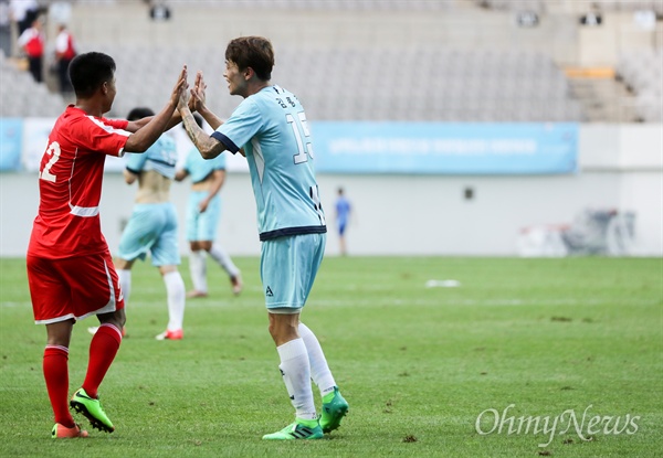  11일 오후 서울월드컵경기장에서 열린 남북노동자통일 축구대회가 열리고 있다. 