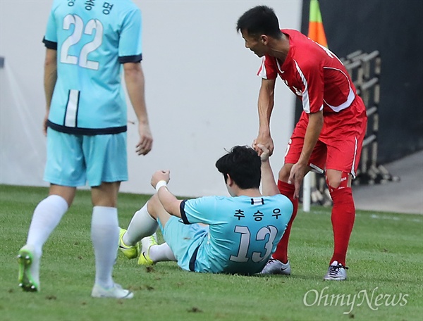  11일 오후 서울월드컵경기장에서 열린 남북노동자통일 축구대회가 열리고 있다. 