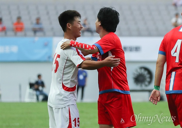  11일 오후 서울월드컵경기장에서 열린 남북노동자통일 축구대회가 열리고 있다. 