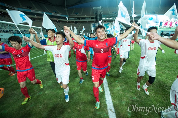  11일 오후 서울월드컵경기장에서 열린 남북노동자통일 축구대회에서 모든 경기가 끝나고 남측 양대노총 선수들과  북측 조선직업총동맹 선수들이 경기장을 돌며 기뻐하고 있다. 