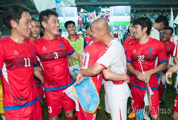  11일 오후 서울월드컵경기장에서 열린 남북노동자통일 축구대회에서 모든 경기가 끝나고 남측 양대노총 선수들과  북측 조선직업총동맹 선수들이 경기장을 돌며 기뻐하고 있다. 