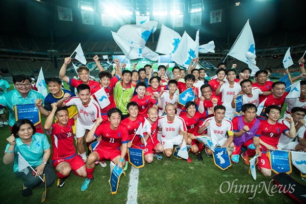  11일 오후 서울월드컵경기장에서 열린 남북노동자통일 축구대회에서 모든 경기가 끝나고 남측 양대노총 선수들과  북측 조선직업총동맹 선수들이 기념촬영을 하며 환호하고 있다. 