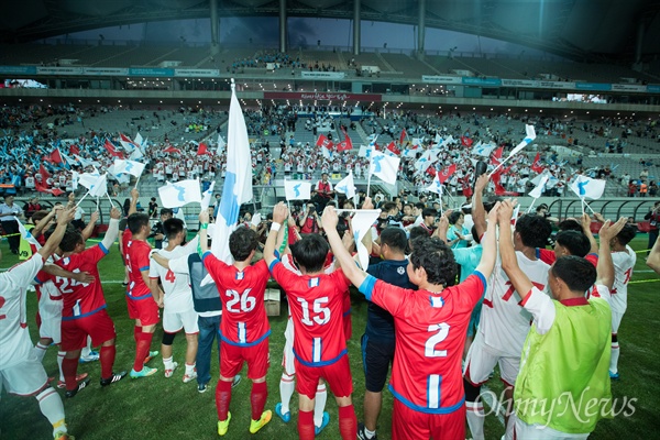  11일 오후 서울월드컵경기장에서 열린 남북노동자통일 축구대회에서 모든 경기가 끝나고 남측 양대노총 선수들과 북측 조선직업총동맹 선수들이 관중들을 향해 손을 흔들고 있다. 