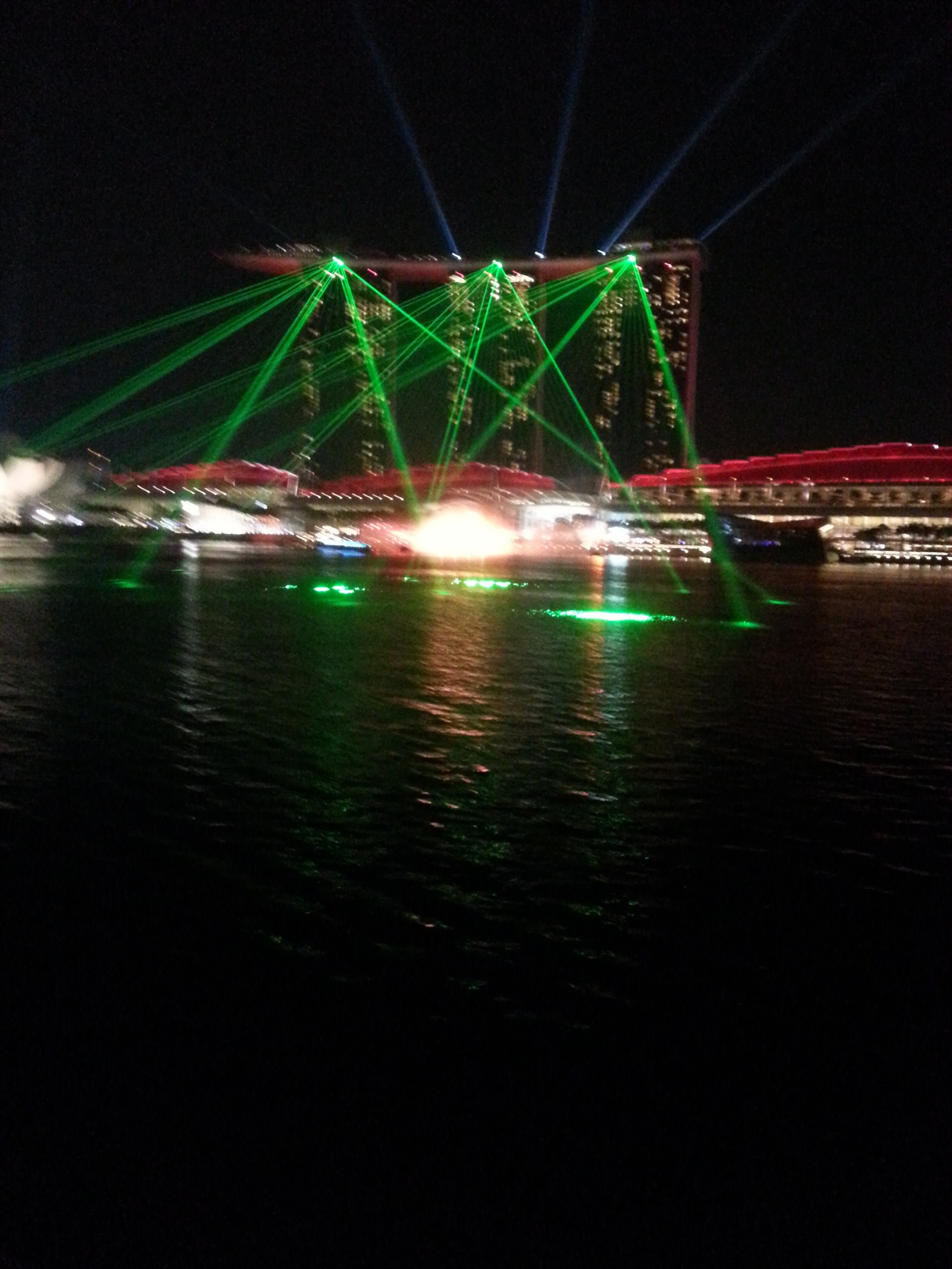 에너지 선진국 싱가포르의 밤은 화려하다. 많은 전력을 사용하며 밤을 밝혀 관광객을 끌고 있다. 싱가포르의 랜드마크 마리나 샌즈 호텔이 레이져 쇼를 하고 있다.