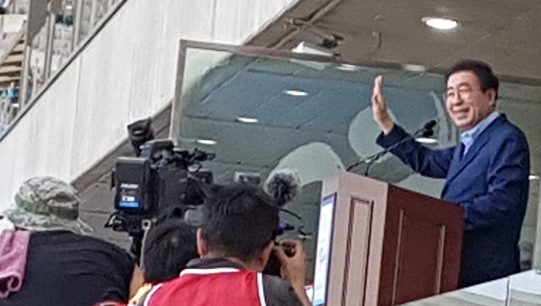 11일 오후 서울 상암동 월드컵경기장에서 열린 남북노동자축구대회에서 박원순 서울시장이 축사를 하고 있다.