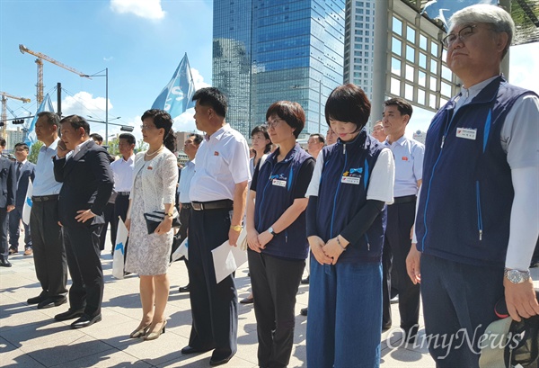 남북노동자통일축구대회에 참석한 북측 대표단이 8월 11일 서울 용산 '일제강제징용 노동자상'을 찾았다.