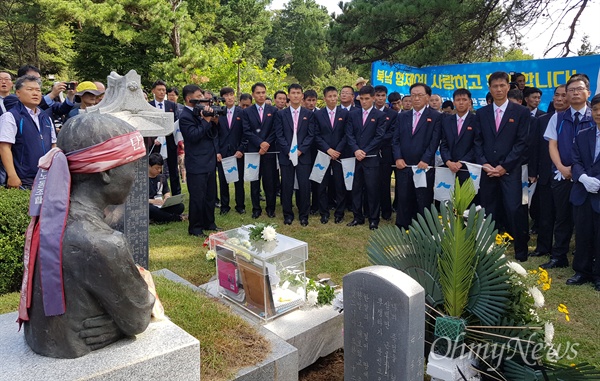 남북노동자통일축구대회에 참석한 북측 대표단이 8월 12일 경기도 마석 모란공원에 있는 전태일 열사 묘소를 참배했다.