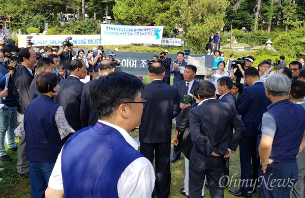 남북노동자통일축구대회에 참석한 북측 대표단이 8월 12일 경기도 마석 모란공원에 있는 전태일 열사 묘소를 참배했다.