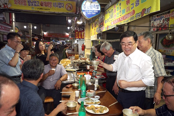 허성무 창원시장이 8월 6일 저녁 진해중앙시장에서 상인들과 막걸리를 마시며 대화를 나누고 있다.