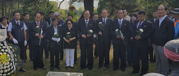 12일 오전 북측대표단이 경기 남양주시 모란공원 전태일 열사 묘역에서 헌화를 하고 있는 모습이다.