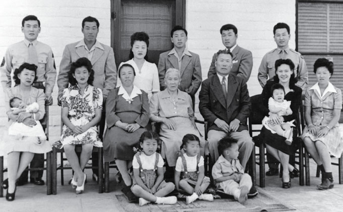 부부독립운동가 한시대, 박영숙 지사는 5남 2녀를 두었다(1948), 둘째줄 3번째가 부인 박영숙, 어머니 문성성(한성선), 한시대 지사(왼쪽부터)