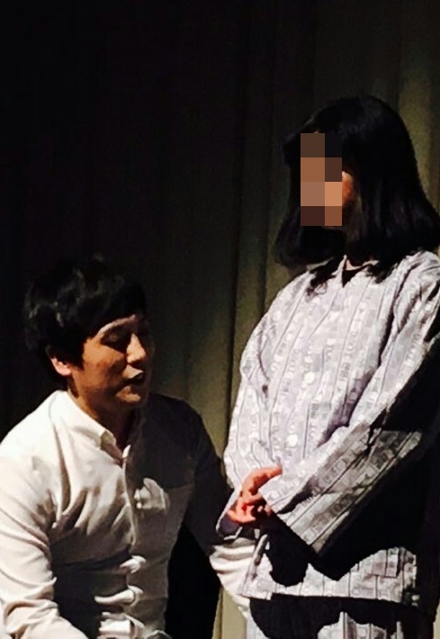 안양소년원 출신 소녀들에게 연기를 가르치면서 <그녀들의 이유>라는 연극을 무대에 올렸다. 