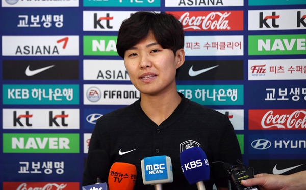 지소연, 아시안게임 금메달 향해 출발 2018 자카르타-팔렘방 아시안게임에 출전하는 여자축구대표팀 지소연이 13일 오전 인천국제공항에서 출국 전 인터뷰를 하고 있다.