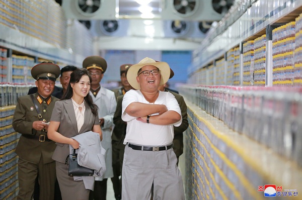 김정은 북한 국무위원장이 부인 리설주 여사와 함께 8월 8일 금산포젓갈가공공장을 둘러봤다고 조선중앙통신이 보도했다. 