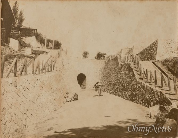 홍예문. 개항장에 한정되어 있던 일본인들의 영역을 인현동과 축현역 부근으로 확장하기 위해 1908년 응봉산 줄기를 뚫어 만든 터널로 일제 강점기에는 혈문(穴門)이라 불렀다.
